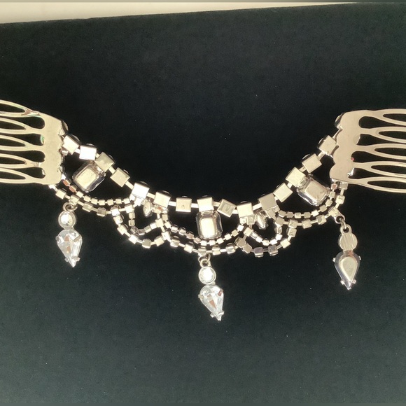 Elegant Silver Hair Comb with Crystal Accents - Picture 7 of 7